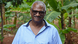 Ein Mann lächelt in die Kamera