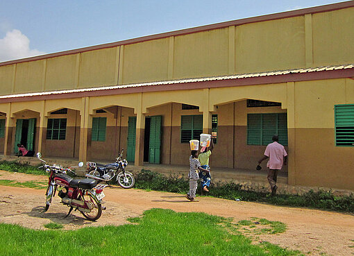 Schule im Norden von Benin, die mithilfe von Plan International ausgestattet wurde Bilck auf ein neues Schulgebäude