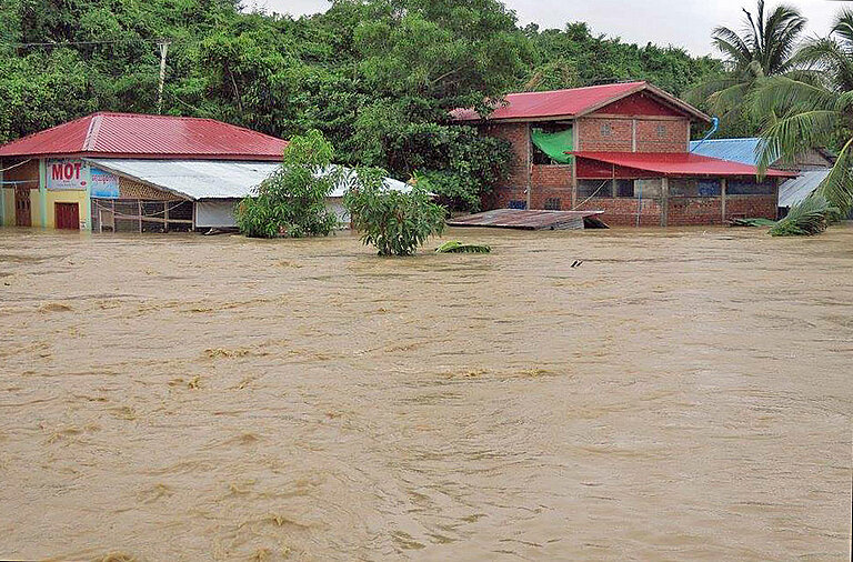 Überschwemmtes Dorf in Myanmar