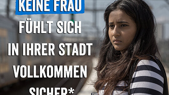 Ein Mädchen steht an einem Bahngleis. Daneben Text: Keine Frau fühlt sich in ihrer Stadt vollkommen sicher