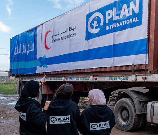 Ein Truck mit Hilfsgütern von Plan und Helferinnen 
