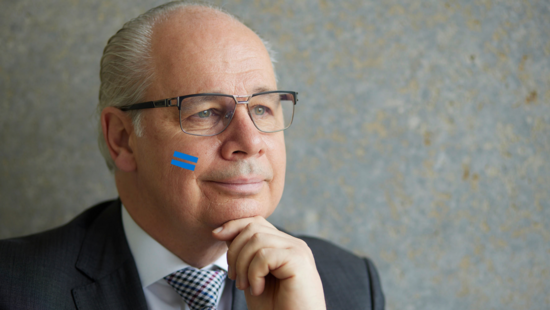 Dr. Georg Kippels mit dem blauen Girls Get Equal Gleichzeichen auf der Wange.