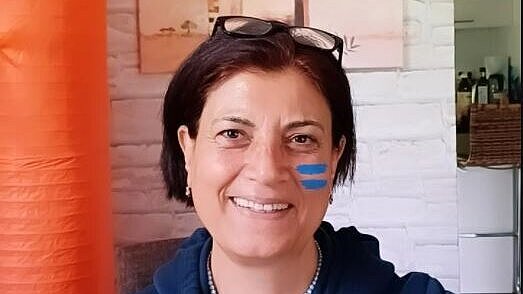 Medine Yildiz mit dem blauen Girls Get Equal Gleichzeichen auf der Wange.
