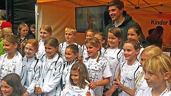 Seinen Fans bei den Deutschen Meisterschaften in Kassel ganz nah: "Kinder brauchen Fans!"-Botschafter David Storl © Plan International