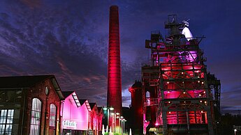 In Neunkirchen im Saarland leuchten der Hochofen und die Gebläsehalle am Abend des 11. Oktober Pink. © Jörg Mohr, Kreisstadt Neunkirchen