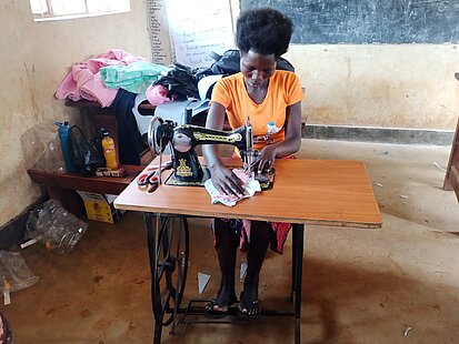 Eine Frau näht eine wiederverwendbare Binde