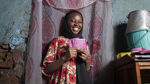 Mädchen erhalten Tampons und Binden. 