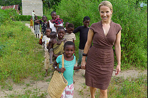 Sonja Meesterheide mit ihrem Patenkind aus Tansania