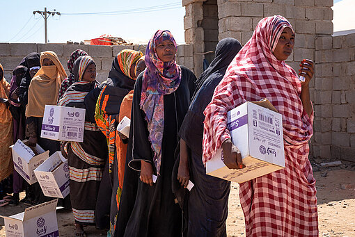 Allein in Port Sudan haben seit April 2023 über 250,000 Binnenvertriebene Zuflucht gesucht Frauen bei der Ausgabe von Hilfsgütern in Port Sudan
