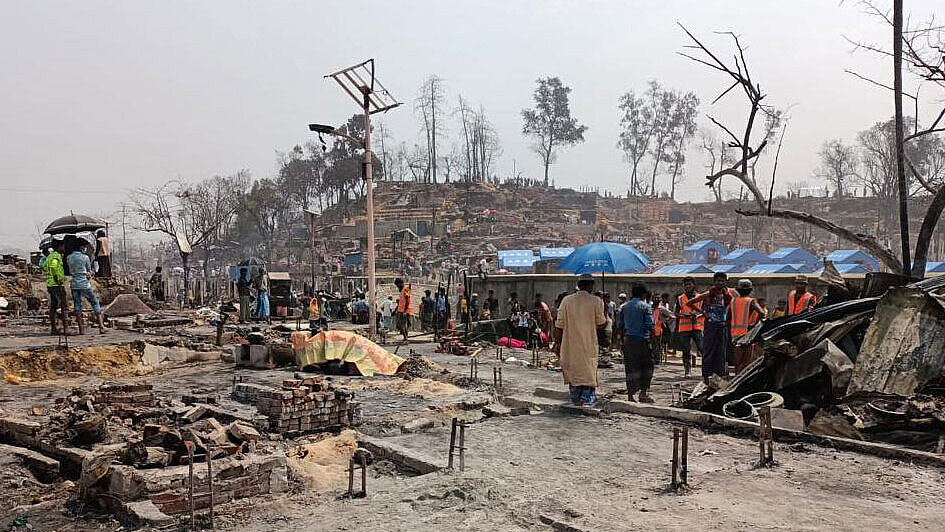 Das Foto zeigt ein Camp direkt nach dem Feuer. Zelte sind abgebrannt