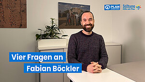 Eine Vorschau für das Video "Vier Fragen an Fabian Böckler" zur Situation in Äthiopien, das Fabian Böckler in einem Büro zeigt.