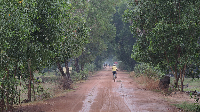 Entlang kambodschanischer Wege können schädliche Kräfte und Geister auftauchen – sagt der Volksmund. © Foto: Plan/Marc Tornow