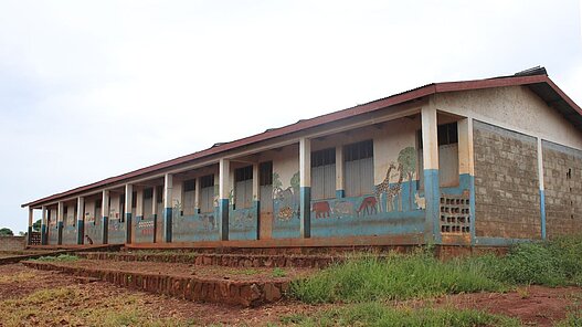 Das Schulgebäude in der Geflüchtetensiedlung in Ura