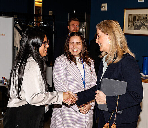 Jhussahara gibt der Herzogin von Edinburgh bei der CSW69 in New York die Hand
