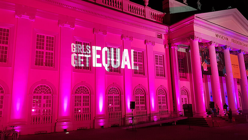 Das Fridericianum in Kassel machte in strahlendem Magenta auf den Welt-Mädchentag aufmerksam. © Anna Martin