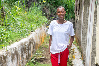 Eine junge Frau lächelt in die Kamera