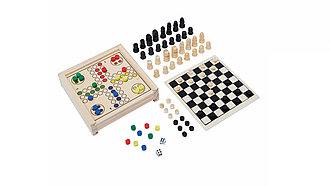 Ludo und Schachspielfeld mit Figuren