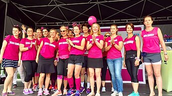 In Stuttgart für Plan und „Because I am a Girl“ präsent: Andrea Birnbaum (r.), Nicole Schmidt (3.v.r.), Claudia Pfeiffer (4.v.r) und ihre Laufgruppe. © Plan 