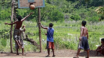 Jugendliche spielen Bastketball Kinder auf den Philippinen spielen gerne Basketball