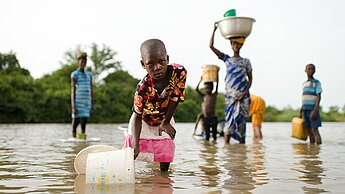 Sauberes Wasser, Sanitärversorgung und Hygiene sind Grundbedürfnisse des Menschen und für eine gesunde Entwicklung unverzichtbar. © Nyani Quarmyne/Plan