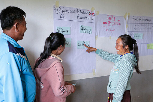 Zwei Erwachsene nehmen konzentriert an einer Schulung teil