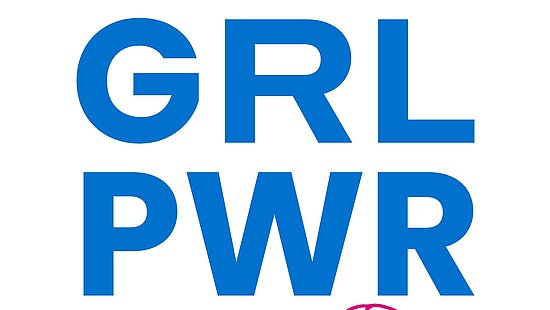 Weiße Grafik von Plan International zum Welt-Mädchentag. In großen blauen Buchstaben steht: ‚GRL PWR‘, getrennt durch zwei pinke Linien. Darunter eine Illustration eines Mädchens mit langen Haaren in Pink und Blau. Unten das Logo vom Welt-Mädchentag mit Plan International.