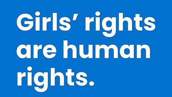 Blaue Grafik von Plan International zum Welt-Mädchentag. In weißen Buchstaben steht: ‚Girls’ rights are human rights.‘ Darunter eine Illustration eines lachenden Mädchens in Pink und Gelb, das eine Schultasche trägt. Unten das Logo vom Welt-Mädchentag mit Plan International.