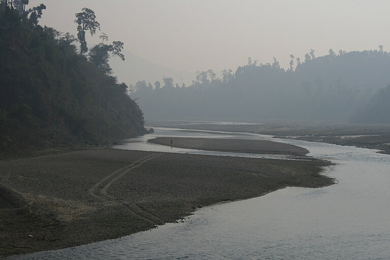 Flusslandschaft im Terai im Süden Nepals