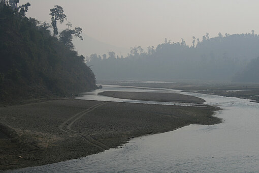 Flusslandschaft im Terai im Süden Nepals