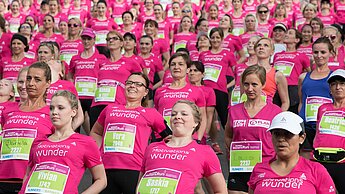 Die brombeerfarbenen Läuferinnen in Stuttgart beim gemeinsamen Warm-Up. © Norbert Wilhelmi