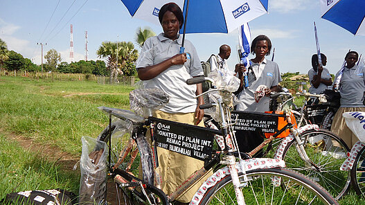 Um die Gesundheitsversorgung in den Gemeinden zu verbessern, unterstützen wir Gesundheitshelferinnen- und helfer mit einem Fahrrad.