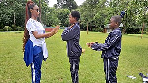Mädchen bei Vertrauensübung während des Girls Symposiums in Simbabwe Mädchen nehmen beim Girls Symposium in Simbabwe an einer Vertrauensübung im Freien teil.