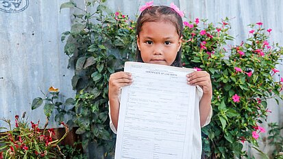 Zudem schützen wir Minderjährige unter anderem durch Geburtsurkunden und sorgen dafür, dass sie ihre Rechte kennen und sie wahrnehmen können. 