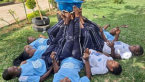 Sportliche Teamaktivität von Kindern zur Förderung von Gemeinschaft und Prävention von Frühverheiratung. Kinder bei sportlicher Teamaktivität zur Aufklärung über Frühverheiratung.