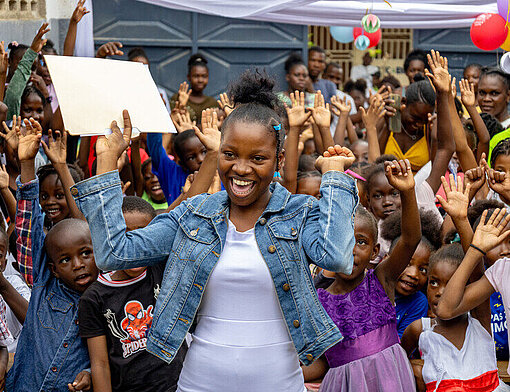 Soline und andere Geflüchtete haben im kinderfreundlichen Ort in Jacmel Zuflucht gefunden Soline und andere Kinder in Jacmel
