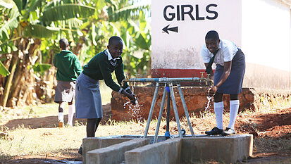 Gleichberechtigter Zugang zu sauberem Trinkwasser bedeutet auch auch, dass alle - Mädchen und Jungen - die Chance auf eine sichere und selbstbestimmte Zukunft haben. © Plan International