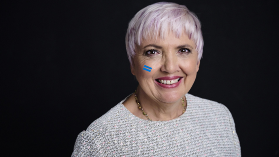 Claudia Roth mit dem blauen Girls Get Equal Gleichzeichen auf der Wange.