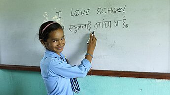 Durch provisorische Schulen unterstützt Plan Nepals Regierung dabei, den Unterricht möglichst frühzeitig wieder aufzunehmen © Peter de Ruiter/Plan
