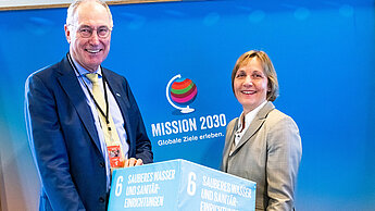 Plan International Deutschlands Vorstandsvorsitzender Dr. Werner Bauch und Geschäftsführerin Maike Röttger bei der Preview zur Erlebnisausstellung "Mission 2030 – Globale Ziele erleben". © Michael Fahrig