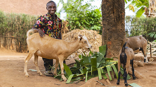 Emmanuel, 21, kümmert sich um die Ziegen, die er bekommen hat. 