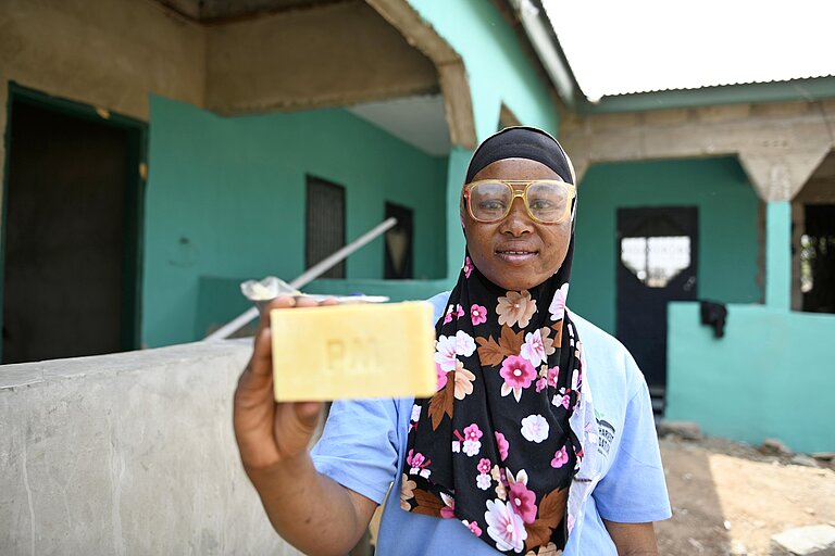 Sakina (21) ist Gründerin und Leiterin einer Frauenkooperative zur Seifenherstellung