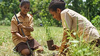 In Indonesien pflanzen Schüler und Schülerinnen in Plan-Projekten Bäume – und lernen dabei viel über Umwelt- und Klimaschutz.©Plan International