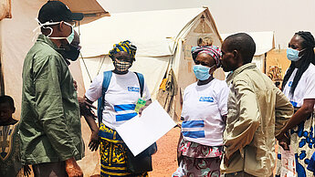 In der Region Mopti (Mali) haben sich Plan-Aktivistinnen zusammengeschlossen, um die Menschen über das Coronavirus und über Präventivmaßnahmen zu informieren.