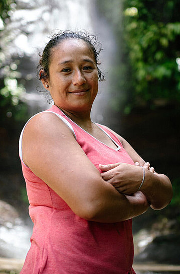 Porträtaufnahme von Mayra in ihrem Wohnort in der Provinz Manabí in Ecuador.