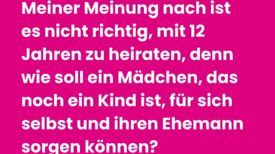 Pinke Grafik von Plan International zum Welt-Mädchentag mit großem Anführungszeichen. Zitat: ‚Meiner Meinung nach ist es nicht richtig, mit 12 Jahren zu heiraten, denn wie soll ein Mädchen, das noch ein Kind ist, für sich selbst und ihren Ehemann sorgen können?‘ – Folade (18), aus Niger, wurde frühverheiratet. Unten Quellenangabe: Plan International (2025). State of the World’s Girls Report.