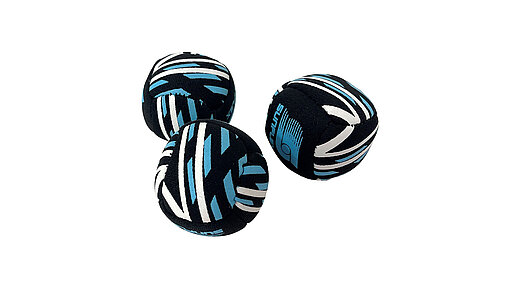 Jonglierbälle in schwarz mit weißen und hellblauen Streifen bedruckt.