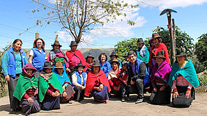 Eine Gruppe in Ecuador guckt fröhlich in die Kamera
