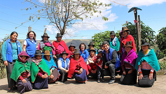 Eine Gruppe in Ecuador guckt fröhlich in die Kamera