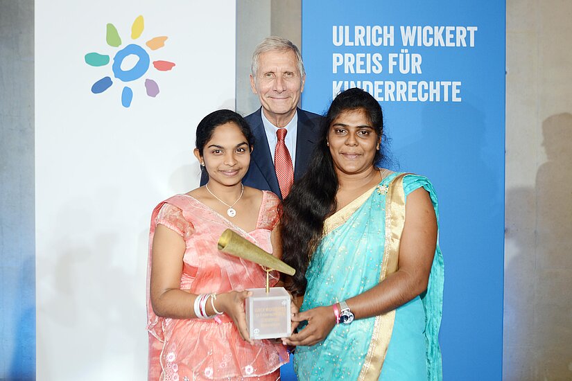 Die Preisträgerinnen aus Sri Lanka, Hasini und Sureka, mit Preisverleiher Ulrich Wickert. © Plan / Alexander Schumann