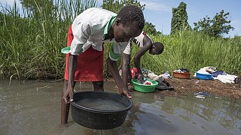 Gleichberechtigung? Fehlanzeige. Noch immer müssen sich Mädchen in vielen Ländern - wie hier in Südsudan - um den Haushalt kümmern, während die Jungen in die Schule gehen dürfen. Plan International / Charles Lomodong